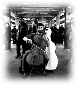 ニューヨーク地下鉄ホームでバッハを奏でるデール・ヘンダーソン